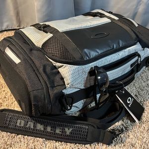 Oakley Carryon Duffel Bag NWT